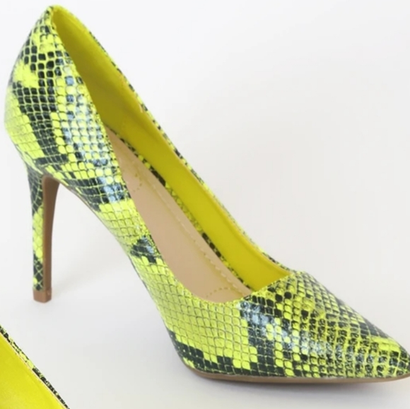 Lulu's Mo Neon zyellow Snake Pointed Toe Pumps - Picture 3 of 7
